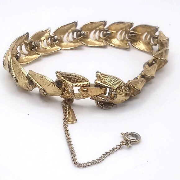 Monet Signed Bracelet Gold Tone Textured Link Safety Chain Lobster Clasp Vintage - Picture 1 of 14